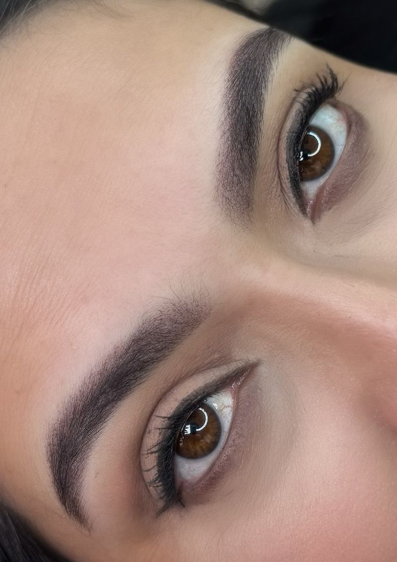 Cejas efecto polvo con delineado